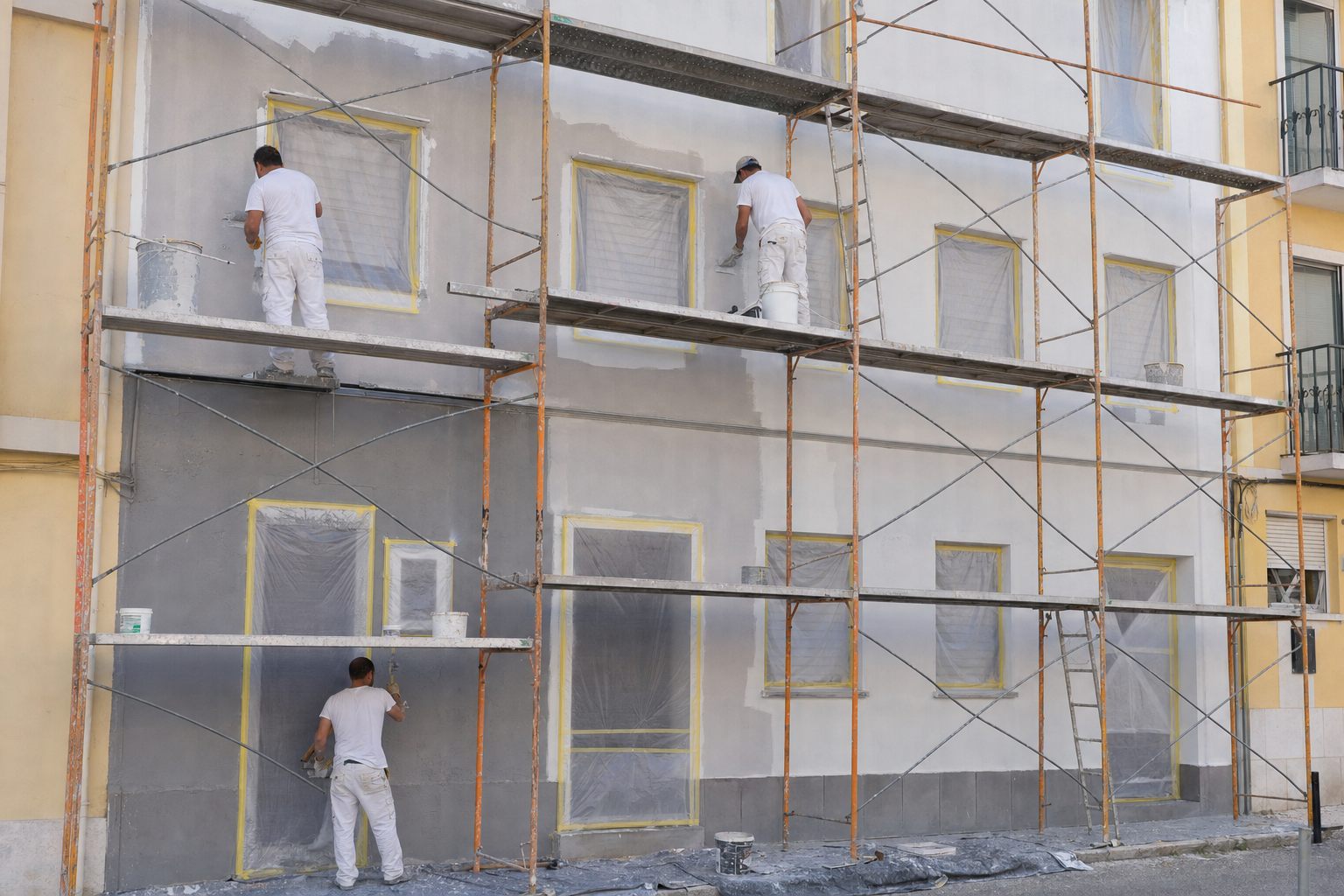 Pintura de fachada em obra com andaime